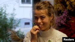 Blanche Piat เจ้าของร้าน Fleurivore ในกรุงปารีส ฝรั่งเศส โชว์กินดอกไม้จากทางร้าน (Reuters)