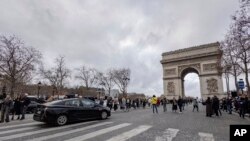 طاق پیروزی در خیابان شانزلیزه، پاریس. شنبه ۹ دی ۱۴۰۲