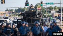 18 yoshli qora tanli politsiya tomonidan otib o'ldirilganidan beri Missuri shtatidagi shaharcha tinchligini yo'qotgan 