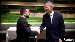 El presidente de Ucrania, Volodomyr Zelenskyy, y el secretario general de la OTAN, Jens Stoltenberg durante un reciente encuentro en Davos, el 16 de enero de 2024.