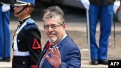 El presidente electo de Guatemala, Bernardo Arévalo, saluda a la prensa al llegar al palacio presidencial para reunirse con la presidenta hondureña, Xiomara Castro, en Tegucigalpa, el 4 de enero de 2024.