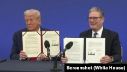 2025年9月18日，特朗普总统与英国首相斯塔默签署《美英技术繁荣协议》。(视频截图)