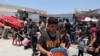ARCHIVO: Un palestino carga comida preparada en una cocina benéfica, en medio de la escasez de suministros de ayuda, mientras continúa el conflicto entre Israel y Hamás. En Khan Younis, en el sur de la Franja de Gaza, el 19 de junio de 2024.