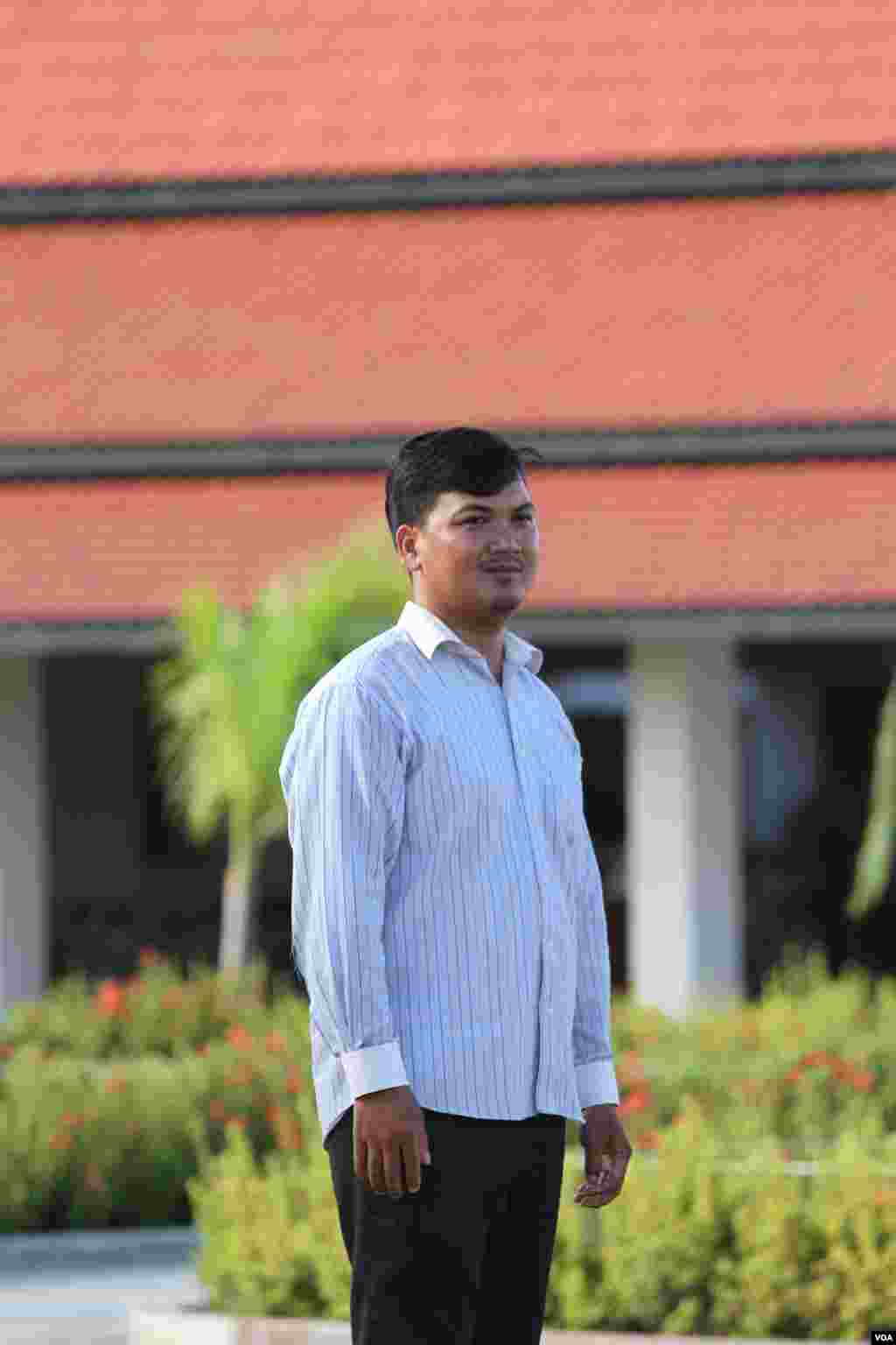 លោកសាន់​ ​សុភក្តិ​ ​អ្នក​សម្រប​សម្រួល​សាសនា​ ​Baha'i​ ​ប្រចាំ​ខេត្ត​តាកែវ​ បាន​មក​ចូល​រួម​ការ​ប្រជុំ​ប្រចាំ​ខែ​នៅ​ខេត្ត​បាត់​ដំបង។​ លោក​សកម្ម​ក្នុង​ការ​រៀប​ចំ​គម្រោង​បង្ហាត់​បង្រៀន​អំពី​ការ​រស់​នៅ​ប្រកប​ដោយ​សាសនា​ និង​វិទ្យាសាស្ត្រ​នេះ​ទៅ​កាន់​ប្រជាជន​ដែល​រស់​នៅ​ក្នុង​សហគមន៍​លោក។​ (ហោ​ ស៊ិញហ៊ួរ/VOA)