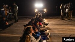 Un grupo de migrantes permanece bajo custodia de las autoridades migratorias estadounidenses tras cruzar irregularmente la frontera entre México y EEUU, cerca de Roma Creek, en el estado de Texas, el 20 de septiembre de 2023. [REUTERS/Adrees Latif]