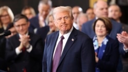 El primer mandatario estadounidense otorgó una medida temporal de gracia a una de las más importantes industrias de la nación estadounidense