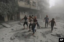 Palestinci evakuišu ranjene nakon izraelskog vazdušnog udara na grad Gazu, 23. oktobra 2023.