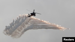 AH-64阿帕奇武裝直升機在漢光軍演上拋射誘餌彈模擬解放軍攻台。（2018年6月7日） 