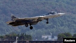 俄罗斯苏-57隐形战机在中国广东珠海第15届航空展期间进行飞行。（2024年11月12日）