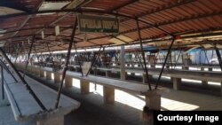 Prazne pijačne tezge na zatvorenoj zelenoj pijaci tokom epidemije koronavirusa u Novom Sadu, Srbija, 16. aprila 2020. (Foro: Eškenazi Brzak Nikolai Nedeljko, Fejsbuk)