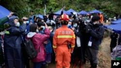 Wachunguzi wakitoa taarifa za maendeleo ya kutafuta kifaa cha ndege iliyoanguka China (Picha AP Photo/ Ng Han Guan)