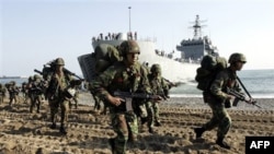 Các chiến hạm Nam Triều Tiên thực hiện các đợt diễn tập bắn đạn thật ở Hoàng Hải, chưa đầy một tuần sau khi Seoul tổ chức một cuộc thao dượt quy mô lớn để đánh dấu ngày bị Bắc Triều Tiên tấn công