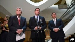 El presidente de la Comisión de Inteligencia de la Cámara de Representantes de EE.UU., Devin Nunes (center), republicano por California y sus colegas de partido Ron de Santis, legislador por Florida (izq,) y Peter King, representante de Nueva York, hablan con periodistas en el Capitolio. Oct. 24, 2017.