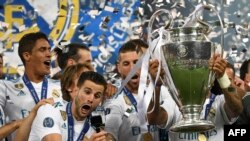 Le défenseur du Real Madrid Nacho Fernandez se prend en selfie avec ses coéquipiers après le sacre en Champions League, Ukraine, le 26 mai 2018.