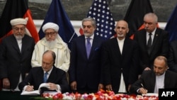 AQSh va Afg'oniston rasmiylari xavfsizlik bitimiga imzo qo'ymoqda, Kobul, 30-sentabr, 2014-yil.