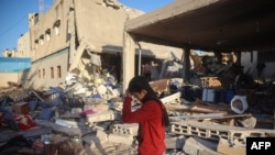 ဂါဇာကမ်းမြောင်အလယ်ပိုင်းရှိ Deir el-Balah မှာ အစ္စရေး တိုက်ခိုက်မှု အပြီး အဆောက်အအုံတွေ ပျက်စီးနေတဲ့ မြင်ကွင်း။ ဒီဇင်ဘာ ၁၄ ရက်၊ ၂၀၂၄ ခုနှစ်။ ဓာတ်ပုံ - AFP
