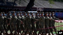 Wanajeshi wa Jeshi la Ukombozi wa Wananchi wa China (PLA) wakitoka katika gwaride wakati wa sherehe za ufunguzi wa Bunge la 20 la Chama tawala cha Kikomunisti cha China mjini Beijing, China, Oktoba 16, 2022.
