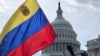 Venezolano sostiene su bandera frente al Capitolio de EE.UU., en Washington.