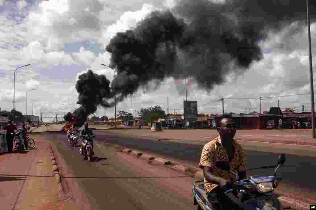 Des manifestants brûlent des pneus le long d'une rue à Ouagadougou, 17 septembre 2015