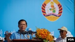 រូប​ឯកសារ៖ លោក​ ហ៊ុន សែន​​ មេ​បក្ស​កាន់​អំណាច​ថ្លែង​ទៅ​កាន់​អ្នក​គាំទ្រ​ ​ដែល​ប្រមូលផ្តុំ​នៅ​ឯ​ផ្លូវ​មួយ​កន្លែង​ក្នុង​រាជធានី​ភ្នំពេញ​មុន​ពេល​ហែក្បួន​ឃោសនា​បោះឆ្នោត​ឃុំ-សង្កាត់​ថ្ងៃ​ចុង​ក្រោយ​ ​នា​ថ្ងៃទី​០២​ ខែ​មិថុនា ឆ្នាំ២០១៧។​ ​(នៅ វណ្ណារិន/វីអូអេ)