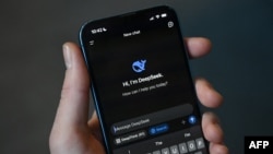 Esta ilustración fotográfica muestra la aplicación DeepSeek en un teléfono móvil en Beijing el 27 de enero de 2025.