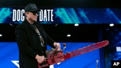 อิลอน มัสก์ ได้รับเลื่อยไฟฟ้าเป็นของขวัญจากประธานาธิบดีอาร์เจนตินา ฆาเวียร์ มิเล ในงานประชุม CPAC ในรัฐแมริแลนด์ 20 ก.พ. 2025