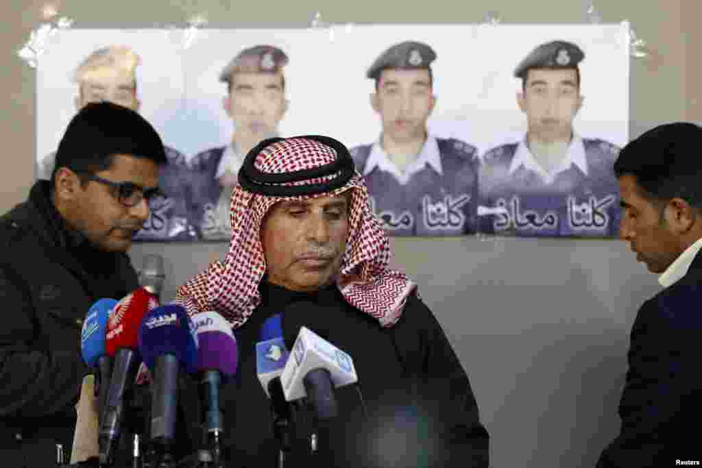 "Islomiy davlat" iordan uchuvchisi Muat al-Kasiasbiyni qafasda yoqib o'ldirgan. Suratda uning otasi.