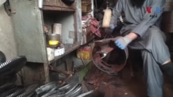 د بلوچستان د کلیوالو سیمو غوندې په ښارونو کې هم خلک د ګېس او بجلۍ د نشتوالي له کبله په ژمي کې د کولې او لرګيو انګېټۍ اخلي