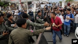 រូបឯកសារ៖ ក្រុម​ប៉ូលិស​បង្ក្រាប​កុបកម្ម​ហាមឃាត់​អ្នក​កាសែត​មិន​ឲ្យ​ចូល​ទៅ​កាន់​ផ្លូវ​ធំ​នៅ​ក្បែរ​ទីស្នាក់ការ​គណបក្ស​សង្គ្រោះជាតិ ដែល​ស្ថិត​នៅ​ជាយ​រាជធានី​ភ្នំពេញ ថ្ងៃទី៣០ ខែឧសភា ឆ្នាំ២០១៦។