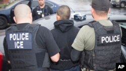 La ley permite que se presenten cargos penales a funcionarios del condado o municipales que se rehúsen intencionalmente a cooperar con las autoridades federales que tratan de deportar a inmigrantes.