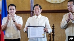 2024年11月8日，菲律賓總統小馬科斯簽署了兩項法律，宣示菲律賓管轄的海域、並為外國船隻和飛機劃定該國航道，藉以加強該國海洋主張和維護其領土完整。 