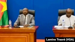 Eddie Komboigo, chef de file de l’opposition et Simon Compaoré, président du Mouvement du peuple pour le progrès (MPP), parti au pouvoir, lors du "Dialogue politique", à Ouagadougou, le 30 juin 2021 (VOA/Lamine Traoré)