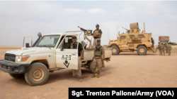 资料照片：美军士兵与叙利亚武装人员在叙利亚冲突降级区巡逻。(2025年6月11日)