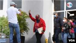 El diputado nicaragënse Edwin Castro (de rojo al centro), fue uno de los allegados del presidente Daniel Ortega sancionados por EE. UU. el 9 de junio de 2021. Foto Houston Castillo, VOA.