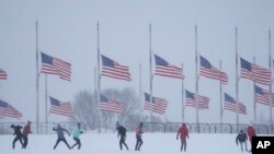 ภาพจากกรุงวอชิงตันวันที่ 6 ม.ค. 2025 ซึ่งธงสหรัฐฯ ถูกลดลงครึ่งเสาเพื่อเเสดงความอาลัยต่อการถึงเเก่อสัญกรรมของอดีตประธานาธิบดีจิมมี คาร์เตอร์ 