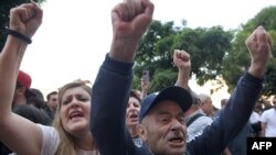 Люди беруть участь в антиурядовому мітингу в центрі Єревана 22 вересня 2023 року після військових операцій Азербайджану проти вірменських сепаратистських сил у Нагірному Карабасі. Фото AFP