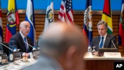 ARCHIVO - El secretario de Estado, Antony Blinken (derecha), escucha mientras el secretario de Seguridad Nacional, Alejandro Mayorkas (izquierda), habla durante una reunión sobre la Declaración de Los Ángeles el 23 de junio de 2023, en Washington. [AP/Jacquelyn Martin]