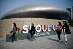 មនុស្សម្នា​ពាក់​ម៉ាស់​ដើម្បី​ការពារ​ការ​ឆ្លង​មេរោគ​កូរ៉ូណា​ដើរ​នៅ​តាម​ផ្លូវ​មួយ​នៅ​ក្នុង​ក្រុង​សេអ៊ូល ប្រទេស​កូរ៉េខាងត្បូង កាលពី​ថ្ងៃទី២៥ ខែមីនា ឆ្នាំ២០២០។