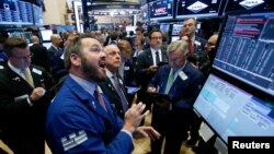 Traders work on the floor of the New York Stock Exchange (NYSE) the morning after the U.S. presidential election in New York City, Nov. 9, 2016. 
