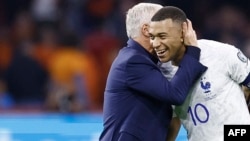 Mbappe yana murna da kocinsu Deschamps
