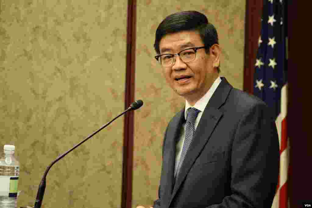 លោក Patrick A. Chuasotoឯកអគ្គ​រដ្ឋ​ទូត​ហ្វីលីពីន​​ប្រចាំ​នៅ​សហរដ្ឋ​អាមេរិក​ក្នុង​កម្មវិធី​ខួប​ ៤០ ឆ្នាំ​នៃ​ភាព​ជា​ដៃ​គូ​រវាង​សហរដ្ឋអាមេរិក និង​សមាគម​ប្រជាជាតិ​អាស៊ី​អាគ្នេយ៍ នៅ​មណ្ឌល​បដិសណ្ឋារកិច្ច​ក្នុង​វិមាន​សភា​សហរដ្ឋ​អាមេរិក កាល​ពី​ថ្ងៃ​អង្គារ ទី១៦ ខែ​ឧសភា ២០១៧​។ (សឿន វឌ្ឍនា​/VOA)