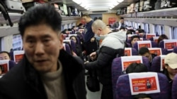 2025年1月24日乘客在上海虹橋火車站搭火車回家過春節。