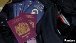 英國國民海外護照與香港特區護照（路透社照片）
