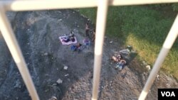 La fotografía muestra la presencia de personas en la caravana de enero de 2020, en la frontera de Tecún Umán, con México. [Foto: Eugenia Sagastume]