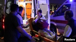 Otaturk aeroporti binosidan olib chiqilayotgan jarohatlangan ayol. 28-iyun 2016-yil 