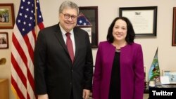El fiscal general de EE.UU., William Barr, visita a la embajadora de EE.UU. en El Salvador, en San Salvador, el 16 de mayo de 2019. Es su primera visita al extranjero desde que asumió la dirección del Departamento de Justicia en la administración del presidente Donald Trump. 
