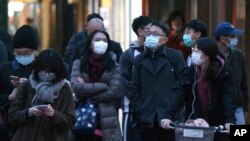 រូបឯកសារ៖ ពលរដ្ឋពាក់ម៉ាសការពារប្រឆាំងនឹងវីរុសកូរ៉ូណានៅក្រុងតៃប៉ិ កោះតៃវ៉ាន់ កាលពីថ្ងៃទី០៥ ខែមីនា ឆ្នាំ២០២០។ 