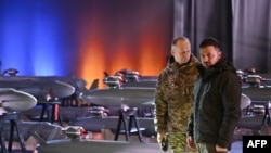 တာဝေးပစ် "Peklo" မစ်ဇိုင်း ဒရုန်းသစ်ထုတ်လုပ်ရာစက်ရုံမှာ တွေ့ရတဲ့ ယူကရိန်းသမ္မတ Volodymyr Zelenskyy (ဒီဇင်ဘာ ၆၊ ၂၀၂၄) 