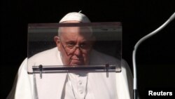 Paus Fransiskus saat memimpin Misa di Vatikan, hari Minggu (17/12).