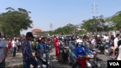 កម្មករ​ច្រើន​ម៉ឺ​ននាក់​​ធ្វើ​បាតុកម្ម​​នៅតាម​ផ្លូវ​ទៅ​ក្រសួង​ការងារ